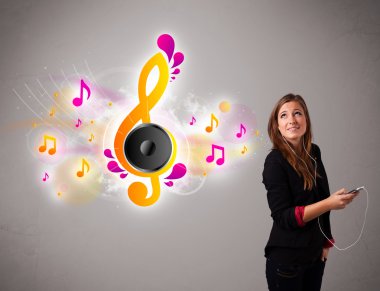 Güzel kız şarkı söylüyor ve müzik dinliyor.