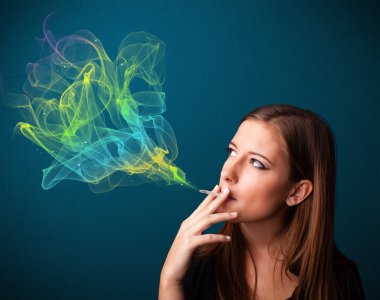 Güzel bayan renkli dumanlı sigara içiyor.