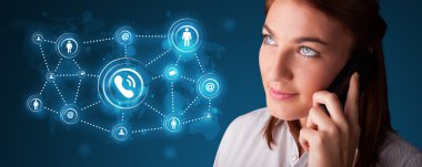 Güzel kız sosyal ağ simgeleriyle telefon görüşmesi yapıyor