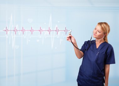 Güzel doktor kırmızı nabız ve kalp atışlarını dinliyor.