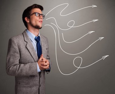 Birden fazla kıvırcık oka bakan çekici bir adam.