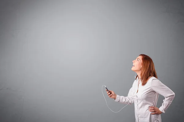 Young lady singing and listening to music with copy space — Stock Photo, Image