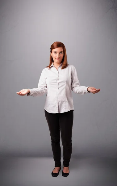 Schöne junge Dame jongliert mit Kopierraum — Stockfoto