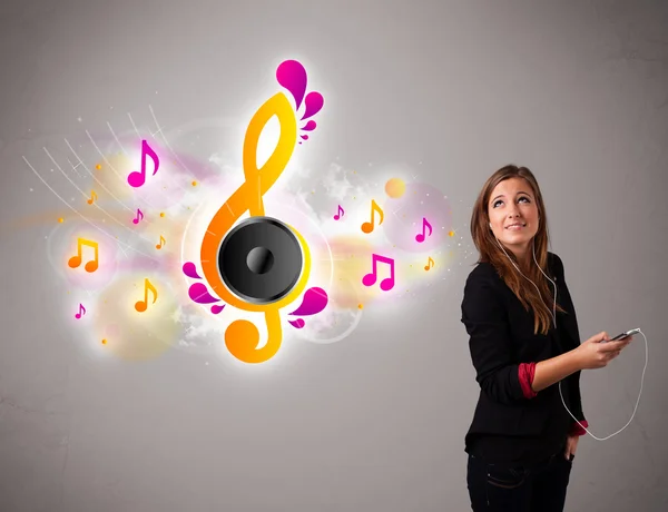 Bella ragazza che canta e ascolta musica con note musicali — Foto Stock