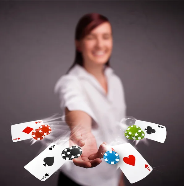 Jovem que joga com cartas de poker e fichas — Fotografia de Stock