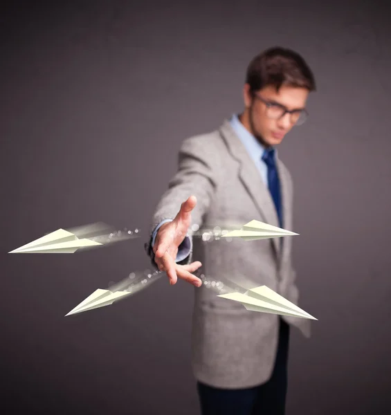 Bonito homem jogando origami aviões — Fotografia de Stock