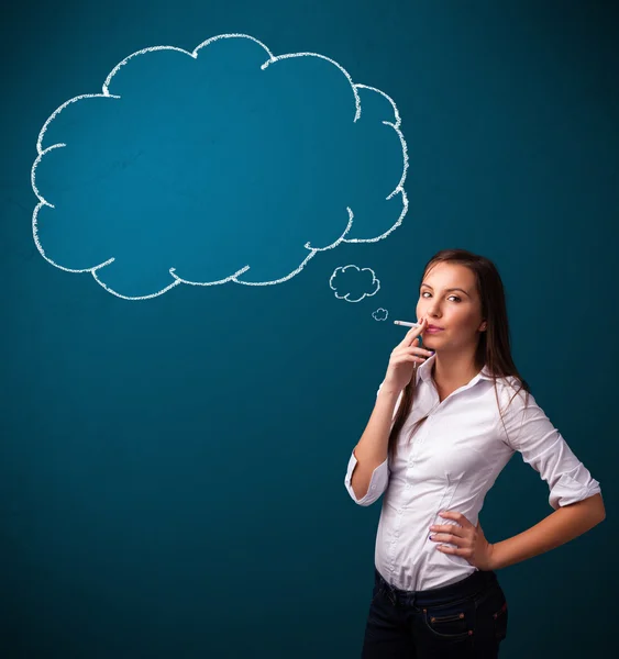 Hermosa señora fumando cigarrillo con idea nube — Foto de Stock