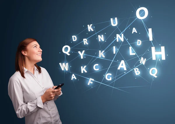 Junge Frau tippt auf Smartphone mit Hightech-3D-Buchstaben Komma — Stockfoto