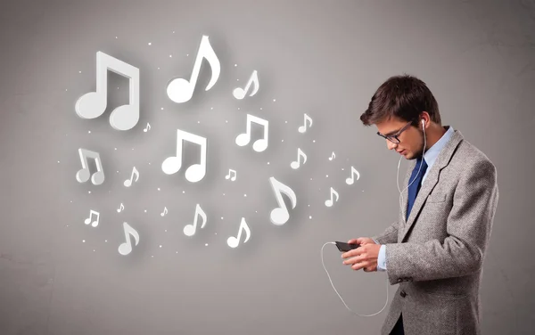 Joven atractivo cantando y escuchando música con música — Foto de Stock