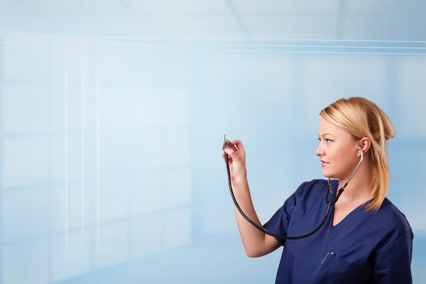 Enfermeira bonita no hospital ouvindo espaço de cópia vazia com sthe — Fotografia de Stock