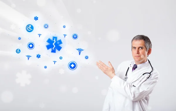 Доктор з синіми медичними іконками — стокове фото