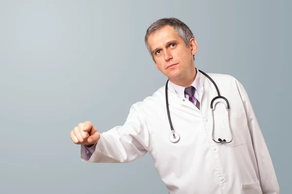Médico de meia idade gesticulando com espaço de cópia — Fotografia de Stock