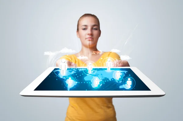 Mulher bonita segurando tablet moderno com ícones sociais — Fotografia de Stock