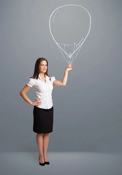 Красивая женщина держит воздушный шар рисунок — стоковое фото