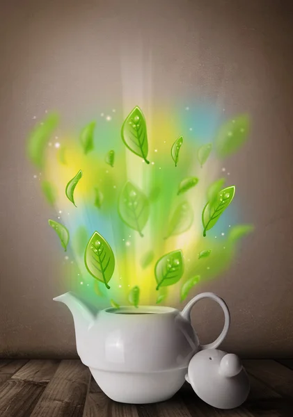 Dzbanek herbaty z liśćmi i kolorowe abstrakcyjne światła — Zdjęcie stockowe