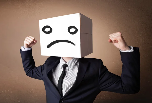 Uomo d'affari gesticolando con scatola di cartone in testa con fa triste — Foto Stock