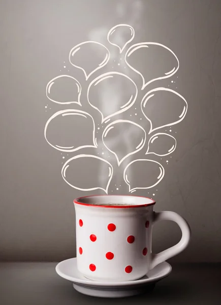 Kubek kawy z ręcznie rysowane bańki mowy — Zdjęcie stockowe