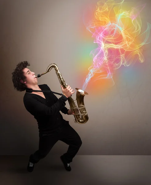 Musicien attrayant jouant sur le saxophone avec abstrait coloré — Photo