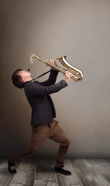 Jovem músico tocando no saxofone — Fotografia de Stock