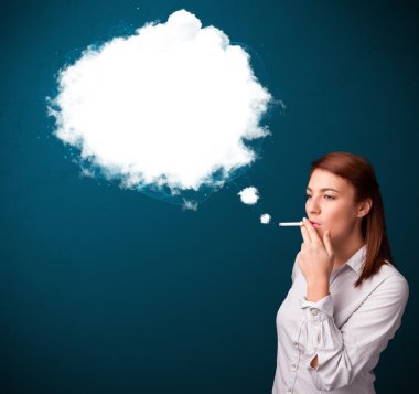 Sağlıksız sigara içen genç bir kadın.