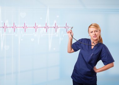 Güzel doktor kırmızı nabız ve kalp atışlarını dinliyor.