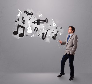 şarkı ve müzik ile müzik dinlemek çekici bir genç adam