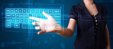 Sanal klavye tipine basan kız