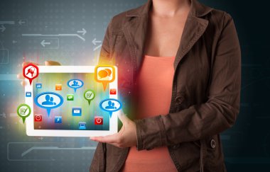 Renkli sosyal simgelerle tablet sunan kız