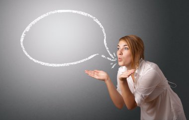 Modern konuşma balonu olan genç bir kadın.