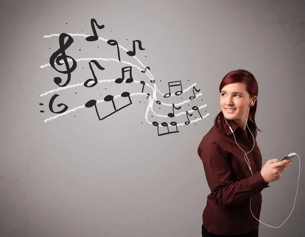 Attraktiv ung dam sjunga och lyssna på musik med musica — Stockfoto