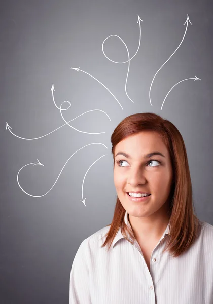 Chica joven pensando con flechas sobre la cabeza — Foto de Stock