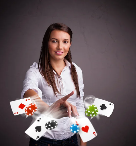 Mujer joven jugando con cartas y fichas de poker —  Fotos de Stock