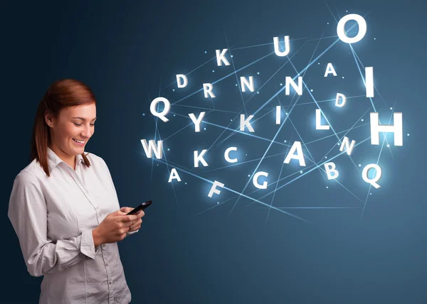 Mujer joven escribiendo en el teléfono inteligente con alta tecnología 3d letras commi — Foto de Stock