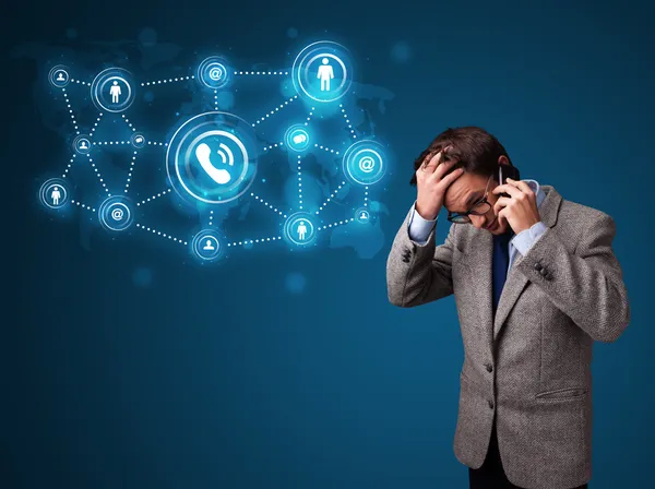 Niño haciendo una llamada telefónica con iconos de redes sociales —  Fotos de Stock