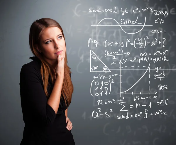 漂亮的女学生在想复杂的数学符号 — 图库照片