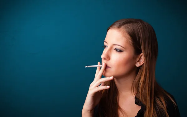 Beautiful woman smoking cigarette vith copy space — Stock Photo, Image