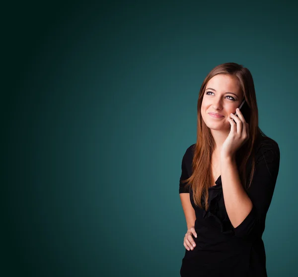 Junge Frau telefoniert mit Kopierplatz — Stockfoto