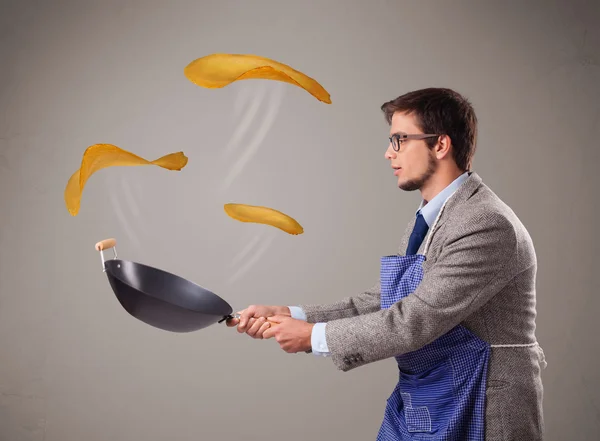 Jongen maken de pannenkoeken — Stockfoto