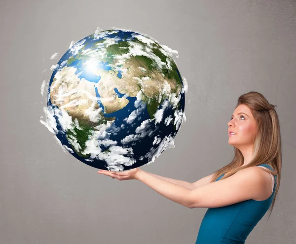 Красавица, держащая в руках трехмерную планету Земля — стоковое фото