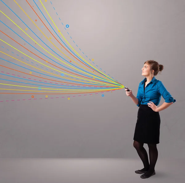 Chica feliz sosteniendo un teléfono con líneas abstractas de colores —  Fotos de Stock