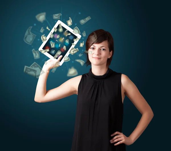 Jonge vrouw bedrijf tablet met geld — Stockfoto