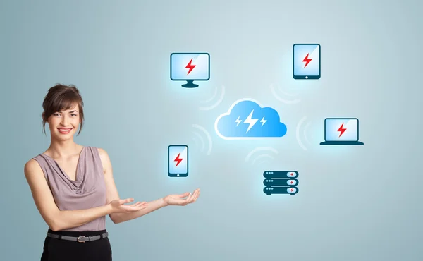 Mulher jovem apresentando rede de computação em nuvem — Fotografia de Stock
