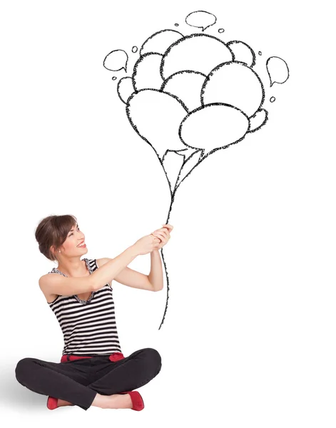 Glückliche Frau hält Luftballons in der Hand — Stockfoto