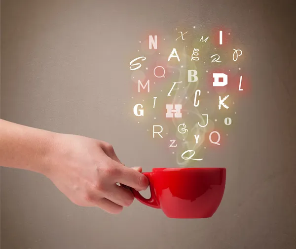 Кофейная чашка с красочными буквами — стоковое фото