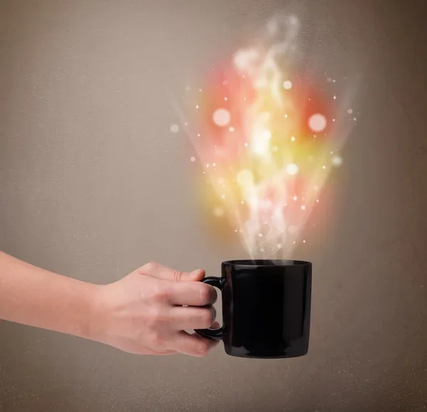 Koffiebeker met abstracte stoom en kleurrijke lichtjes — Stockfoto