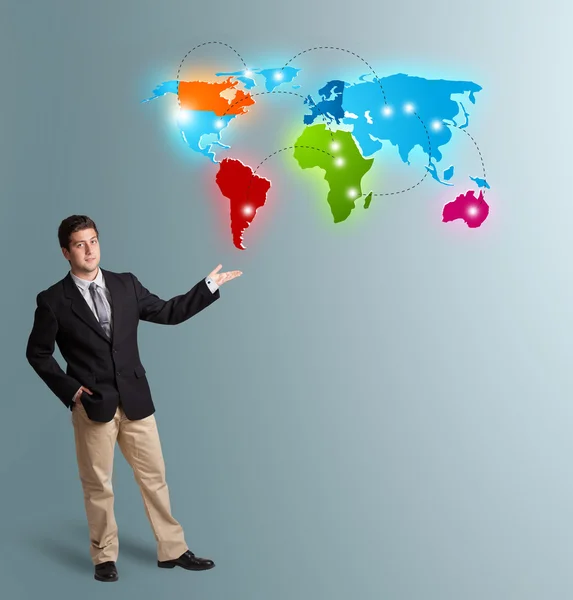 Mladý muž představující barevný svět mapa — Stock fotografie