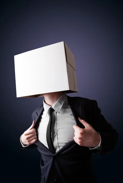 Geschäftsmann gestikuliert mit einem Karton auf dem Kopf — Stockfoto