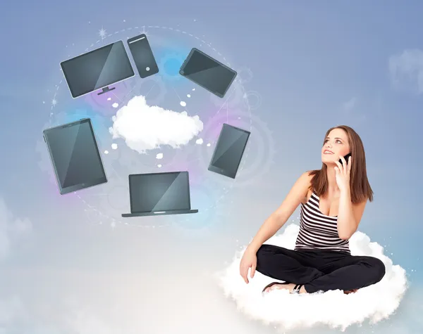 Bulutların üzerinde oturan genç kız bulut ağının keyfini çıkarıyor — Stok fotoğraf