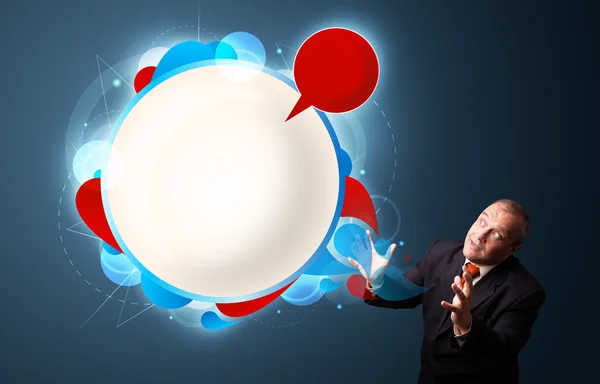 Смешной бизнесмен представляет абстрактный современный речевой пузырь — стоковое фото