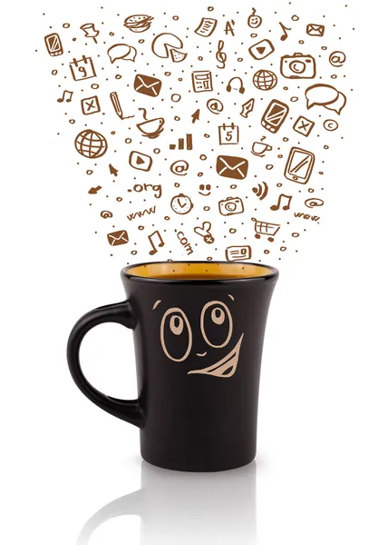 Tasse à café avec icônes médiatiques dessinées à la main — Photo
